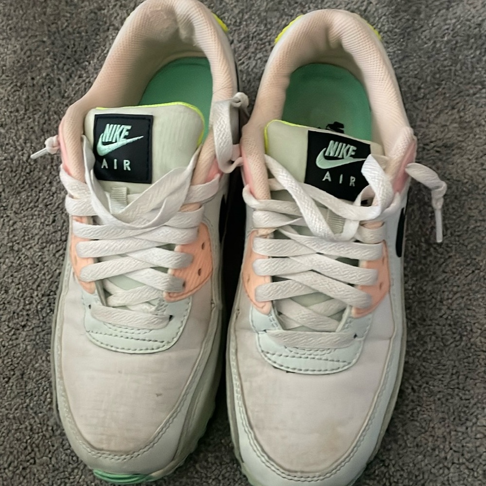 Women’s NIKE Air Max 90